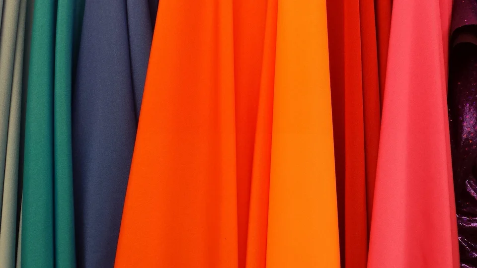 quais as melhores cores para uniformes de trabalho
