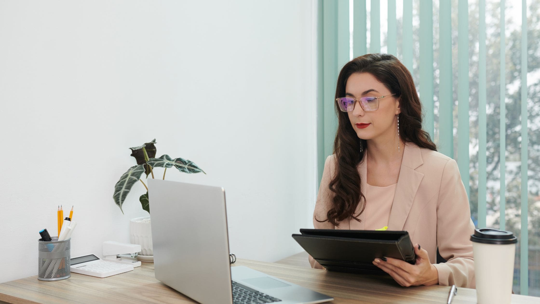 Quantos uniformes a empresa deve fornecer por ano